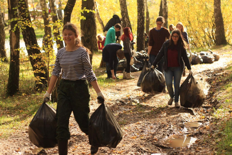 Иллюстрация к новости: Активисты «Зеленой Вышки» очистили от мусора берег озера